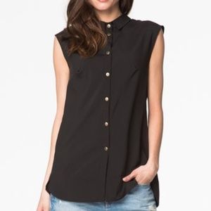 Peperuna NWOT Sleeveless Button Down Blouse